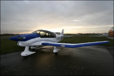 Sur quel axe agit-on en bougeant le manche horizontalement ?