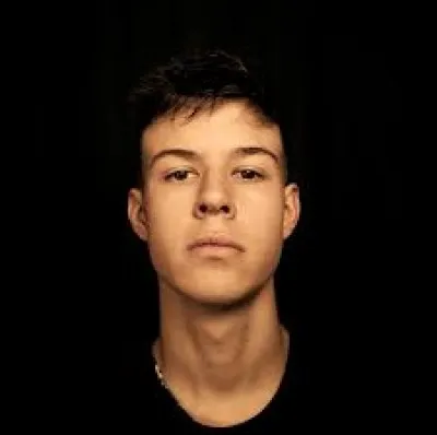 Comment est surnommé ce youtubeur ?