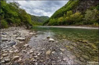 Après un premier engagement entre Carthaginois et Romains au Tessin, c'est la première bataille importante : les légionnaires romains traversent la rivière glaciale et se trouvent face aux éléphants. Quelle est cette bataille ?