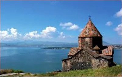 Quelle religion domine largement l'Arménie ?