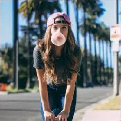 Dans quel pays habite-t-elle ?