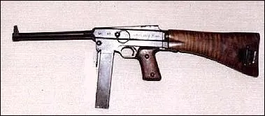 Quel est le nom de ce pistolet-mitrailleur franais ?
