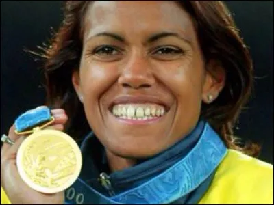 Quelle athlète australienne, spécialiste du 400 mètres, a allumé la flamme olympique au début des Jeux de Sydney en 2000 ?