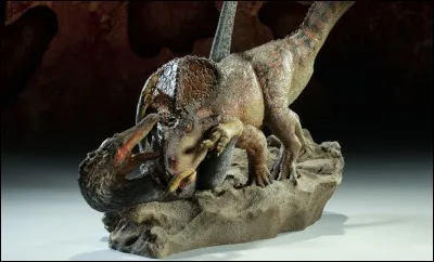 Sur cette figurine, on voit un vélociraptor s'en prendre à un...