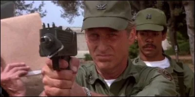 Pour quelle raison le lieutenant Decker poursuivit-il l'Agence tout risque dans tout le pays ?