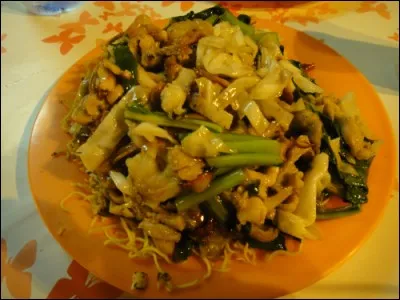 De quelle région le « Chao Men », nouilles sautées aux crevettes, poulets et légumes, est-il un plat incontournable ?