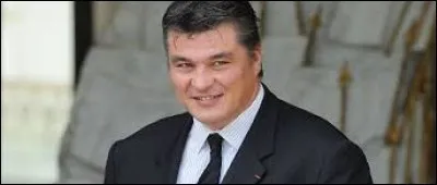 Dans quel domaine s'est lanc&eacute; David Douillet, apr&egrave;s avoir mis fin &agrave; sa carri&egrave;re sportive ?