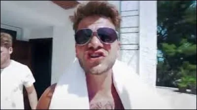 Avec quelle personnalité chante-t-il la chanson "J'ai piscine" ?