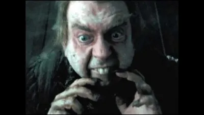 Comment s'appelle (en réalité) le rat de Ron et de quel côté est-il ?