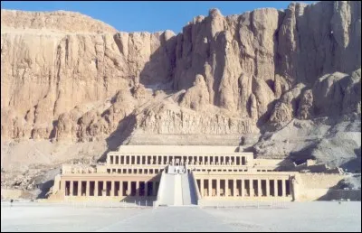 Où réside Anubis dans les temples funéraires ?