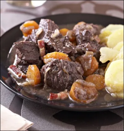 Avec quel légume le buf est-il servi dans ce plat ?