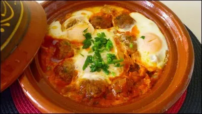 Quand doit-on casser les ufs pour que le tajine de kefta aux ufs traditionnel soit réussi ?