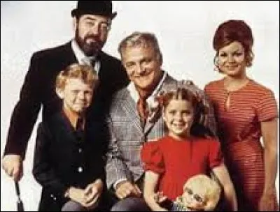 Comment s'intitule cette série apparue à la fin des années 60, où un riche célibataire se voit confier la garde de membres de sa famille, suite au décès de leurs parents ?