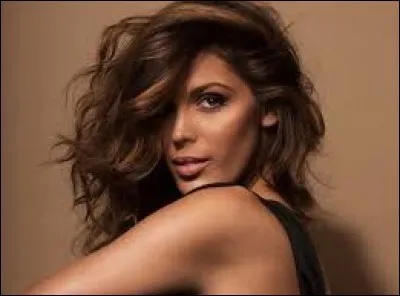 Quel acteur a chanté ''Jolie poupée'' en 1984 ?