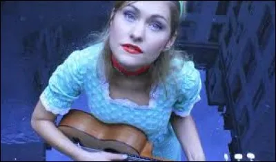 Dans ''Les Poupées'' , GiedRé s'inquiète du destin des poupées gonflables. Elle le fait en français bien qu'elle soit née à Vilnius, capitale de...