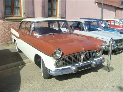 Elle est toute en séduction cette Simca...