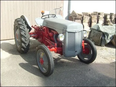 Quel est le nom de ce tracteur qui parcourait les chemins de nos campagnes ?