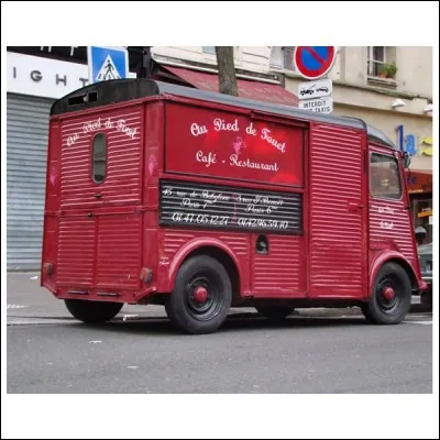 Avec quel véhicule ce boucher livre-t-il sur la place du village ?