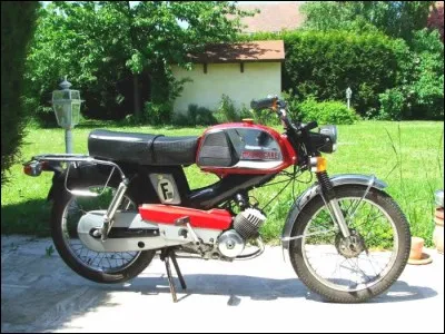 Alors cela ressemble vaguement à une moto mais c'est un cyclomoteur ! Quel est son nom ?