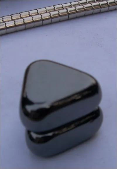 Quelle est cette pierre noire ?