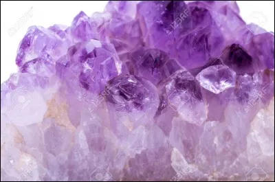 Quelle est cette pierre violette ?