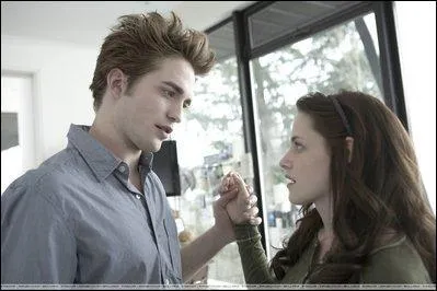 Pour le bal de fin d'anne , quelle est la couleur de la robe de Bella ?