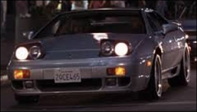 A qui est la voiture de sport ?