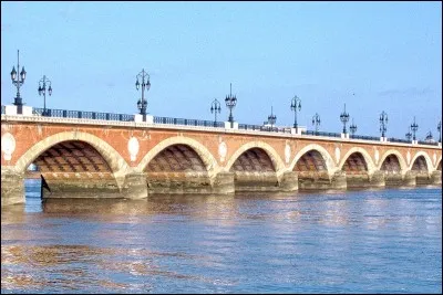 GARONNE - Laquelle de ces villes n'est pas traversée par ce fleuve franco-espagnol ?