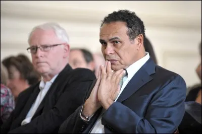 Tiens, puisque je suis en Guyane, je viens de dénicher un autre margoulin, pas piqué des vers non plus celui-là, corruption, versements illicites en sous-main, et encore j'en oublie, Léon Bertrand, candidat aux régionales de Guyane, tout en étant ...