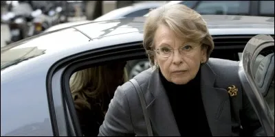 Qu'est-ce qui amena Michèle Alliot-Marie, tout de même quatre fois ministre, à donner sa démission à Nicolas Sarkozy, son grand ami (bah tiens, tu m'étonnes) ?