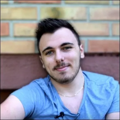 Qui est ce Youtubeur gaming au plus de deux millions d'abonnés en 2017 ?