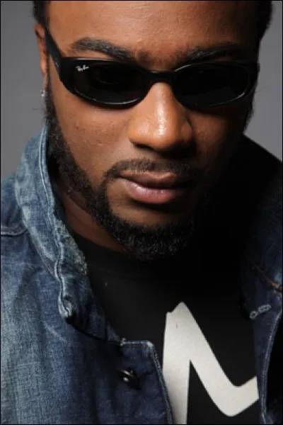 Pourquoi M.A.S. a-t-il pratiquement toujours des lunettes de soleil ?