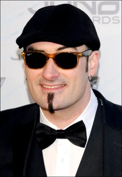 Quelle est la couleur des yeux de Tommy Mac ?