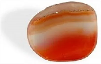 Quelle est cette calcédoine blanche et orangée ?