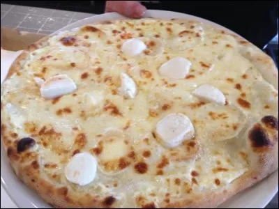 On trouve du gruyère sur la pizza quatre fromages :