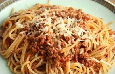 On met du gruyère râpé sur les pâtes à la bolognaise :