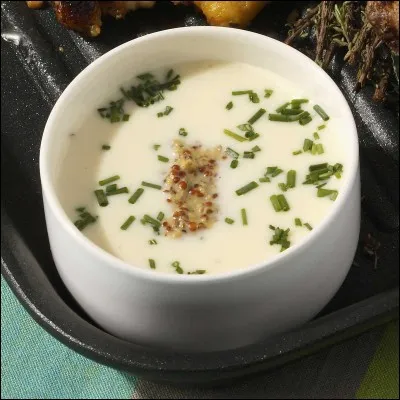 Je mets du gruyère, ou emmental rapé, dans ma sauce soubise :