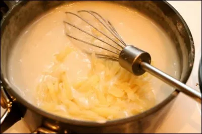 Je n'oublie pas le gruyère rapé dans ma sauce Mornay :
