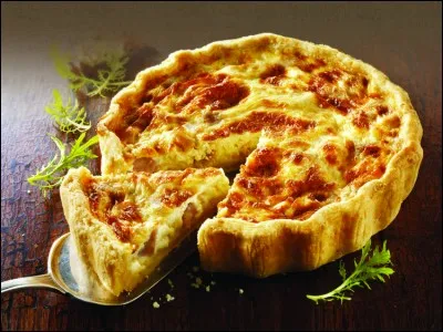 J'étale du gruyère rapé sur ma quiche lorraine :