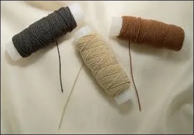 Ce fil est fait de caoutchouc recouvert de fibres textiles.