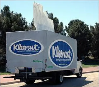 Il a une marque déposée, il est nom propre et nom commun. Est-il aussi adjectif ?