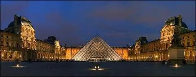 Quelle est la hauteur de la pyramide du Louvre ?