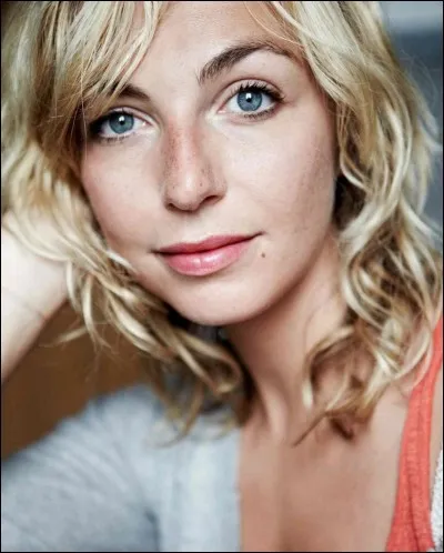 Comment s'appelle cette femme ?