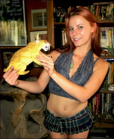 La figurine que nous présente cette fille montre...