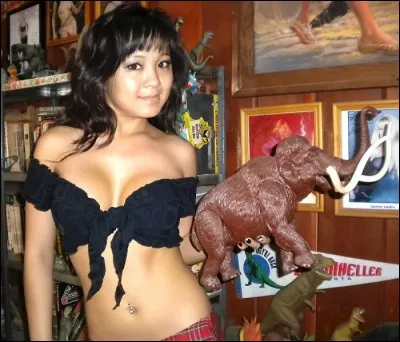 La figurine que nous présente cette fille montre...