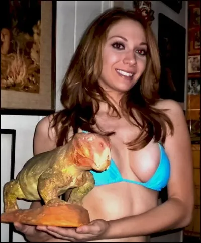 La figurine que nous présente cette fille montre...