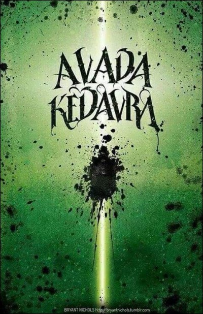 Qui se fait tuer par le sortilège "Avada Kedavra" au tout début ?