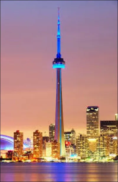 Dans quelle ville canadienne la CN Tower se trouve-t-elle ?