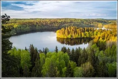 Quel pays scandinave est parfois appelé "le pays des mille lacs" ?