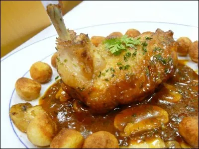 Quel est ce plat préparé avec des échalotes, champignons et vin blanc ?